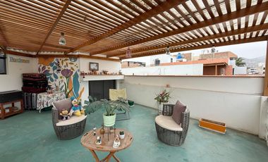 Casa Familiar frente a Parque en la urbanización Los Cedros — Chorrillos