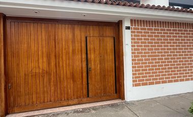 Casa Familiar frente a Parque en la urbanización Los Cedros — Chorrillos