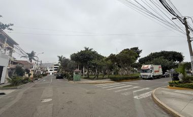 Casa Familiar frente a Parque en la urbanización Los Cedros — Chorrillos
