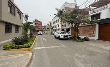 Casa Familiar frente a Parque en la urbanización Los Cedros — Chorrillos