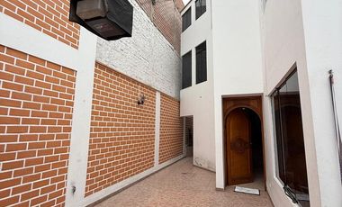 Casa Familiar frente a Parque en la urbanización Los Cedros — Chorrillos