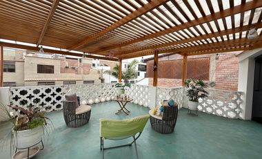 Casa Familiar frente a Parque en la urbanización Los Cedros — Chorrillos