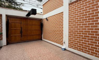 Casa Familiar frente a Parque en la urbanización Los Cedros — Chorrillos