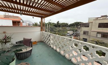 Casa Familiar frente a Parque en la urbanización Los Cedros — Chorrillos