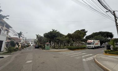Casa Familiar frente a Parque en la urbanización Los Cedros — Chorrillos