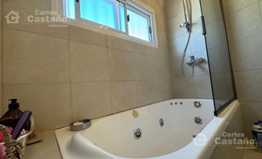 Impecable Casa 5 Amb C/ Jardin y Piscina a 2/C de Av. Maipu.