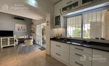 Impecable Casa 5 Amb C/ Jardin y Piscina a 2/C de Av. Maipu.