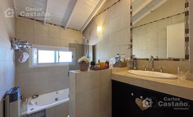 Impecable Casa 5 Amb C/ Jardin y Piscina a 2/C de Av. Maipu.