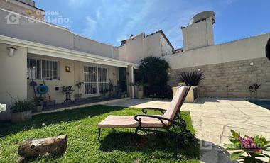 Impecable Casa 5 Amb C/ Jardin y Piscina a 2/C de Av. Maipu.
