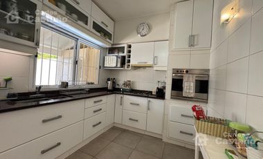 Impecable Casa 5 Amb C/ Jardin y Piscina a 2/C de Av. Maipu.