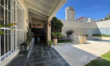 Impecable Casa 5 Amb C/ Jardin y Piscina a 2/C de Av. Maipu.