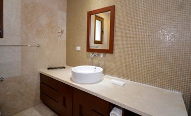 ESPECTACULAR CASA CONTEMPORÁNEA CON IMPRESIONANTE PAISAJISMO