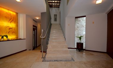 ESPECTACULAR CASA CONTEMPORÁNEA CON IMPRESIONANTE PAISAJISMO