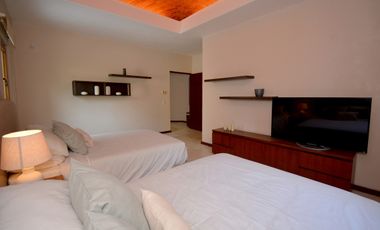 ESPECTACULAR CASA CONTEMPORÁNEA CON IMPRESIONANTE PAISAJISMO