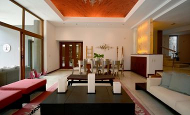 ESPECTACULAR CASA CONTEMPORÁNEA CON IMPRESIONANTE PAISAJISMO