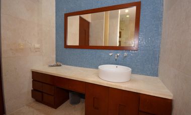 ESPECTACULAR CASA CONTEMPORÁNEA CON IMPRESIONANTE PAISAJISMO