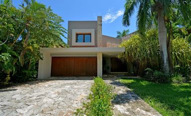 ESPECTACULAR CASA CONTEMPORÁNEA CON IMPRESIONANTE PAISAJISMO