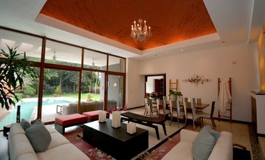 ESPECTACULAR CASA CONTEMPORÁNEA CON IMPRESIONANTE PAISAJISMO