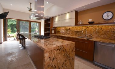 ESPECTACULAR CASA CONTEMPORÁNEA CON IMPRESIONANTE PAISAJISMO