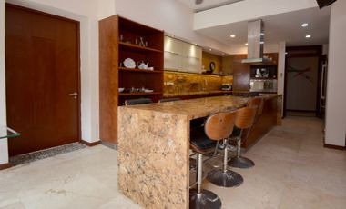 ESPECTACULAR CASA CONTEMPORÁNEA CON IMPRESIONANTE PAISAJISMO