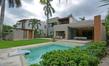 ESPECTACULAR CASA CONTEMPORÁNEA CON IMPRESIONANTE PAISAJISMO