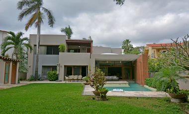 ESPECTACULAR CASA CONTEMPORÁNEA CON IMPRESIONANTE PAISAJISMO