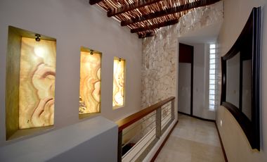 ESPECTACULAR CASA CONTEMPORÁNEA CON IMPRESIONANTE PAISAJISMO