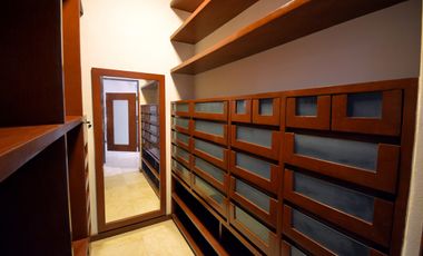 ESPECTACULAR CASA CONTEMPORÁNEA CON IMPRESIONANTE PAISAJISMO