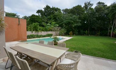 ESPECTACULAR CASA CONTEMPORÁNEA CON IMPRESIONANTE PAISAJISMO