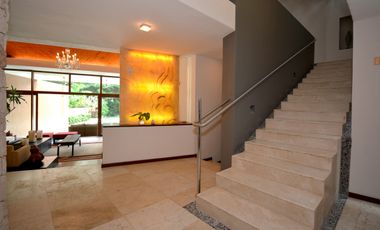 ESPECTACULAR CASA CONTEMPORÁNEA CON IMPRESIONANTE PAISAJISMO