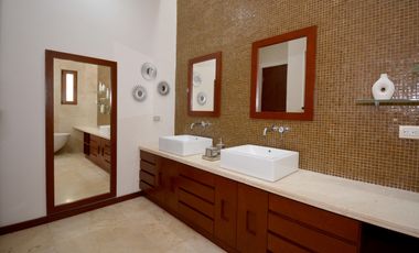 ESPECTACULAR CASA CONTEMPORÁNEA CON IMPRESIONANTE PAISAJISMO