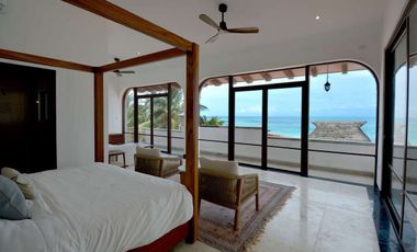 VILLA TRES LEONES FRENTE AL MAR EN PLAYA PARAISO