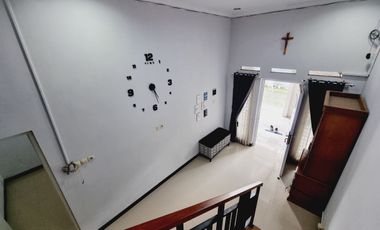 Rumah minimalis 2 lantai siap huni dekat tugu bata klodran