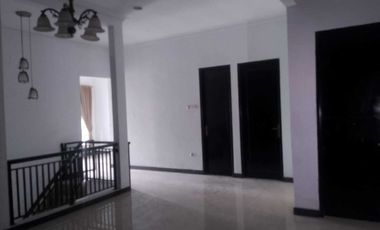Disewakan Rumah 2 1/2 lantai semi furnished di Grand Prima Bintara