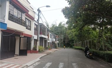 Vendemos Amplia Casa - Corales Pereira