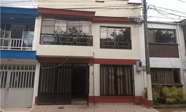 Vendemos Amplia Casa - Corales Pereira