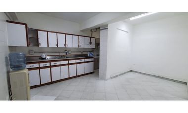 ARRIENDO HERMOSO Y AMPLIO LOCAL CON OFICINAS EN CENTRO DE ENVIGADO