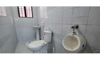 ARRIENDO HERMOSO Y AMPLIO LOCAL CON OFICINAS EN CENTRO DE ENVIGADO