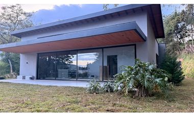 Venta Casa Campestre en lote de 2.000 m2 Guarne Antioquia Colombia