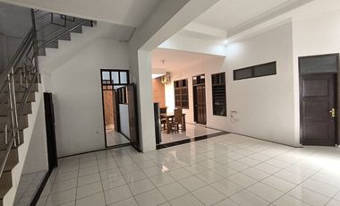 Rumah Luas Plus Furnish di Cluster Baturan Colomadu
