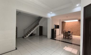 Rumah Luas Plus Furnish di Cluster Baturan Colomadu