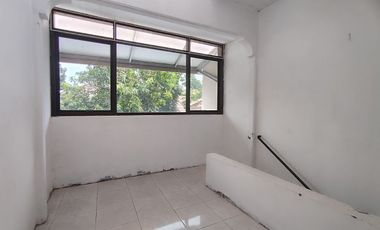 Rumah Cantik Pagar di Joyosuran Tengah Kota Solo