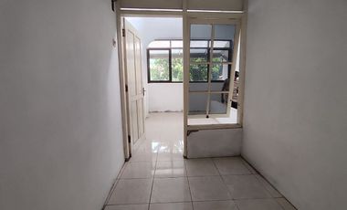 Rumah Cantik Pagar di Joyosuran Tengah Kota Solo