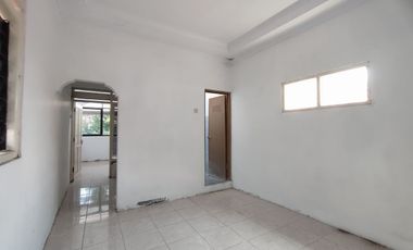 Rumah Cantik Pagar di Joyosuran Tengah Kota Solo