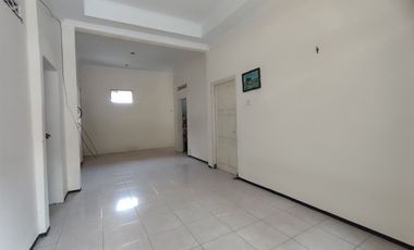 Rumah Cantik Pagar di Joyosuran Tengah Kota Solo