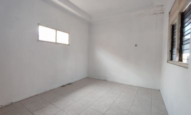 Rumah Cantik Pagar di Joyosuran Tengah Kota Solo