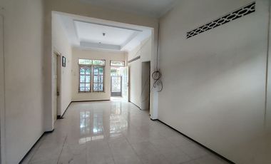 Rumah Cantik Pagar di Joyosuran Tengah Kota Solo