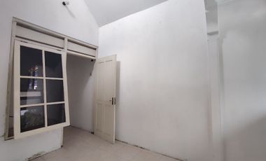 Rumah Cantik Pagar di Joyosuran Tengah Kota Solo