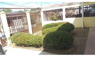 SEA CONFIABLE VENDE CASA EN URBANIZACION PARQUE DEL OESTE