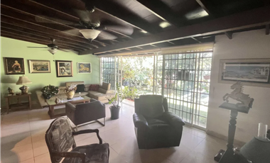 LLANOS DE CURUNDU / 300M2 / 4 HABITACION + SERVICIO / PATIO